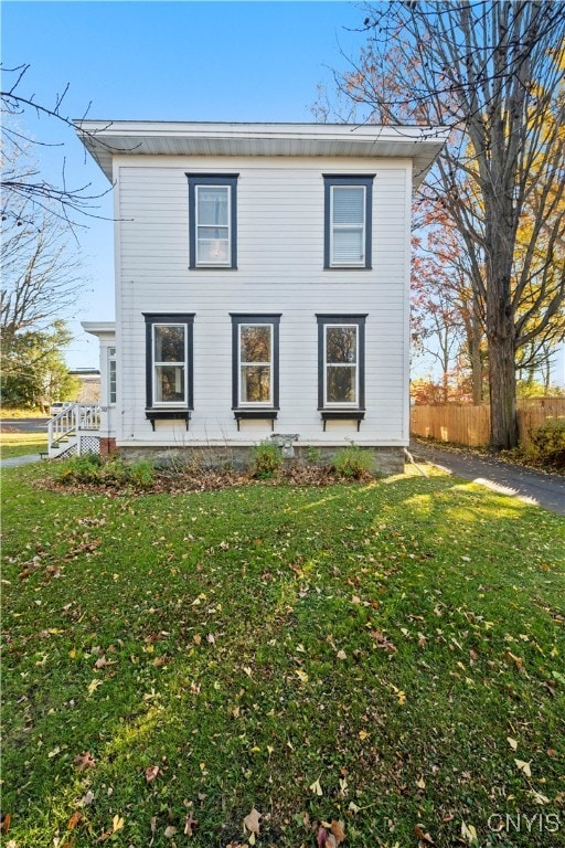 front facade featuring a front yard