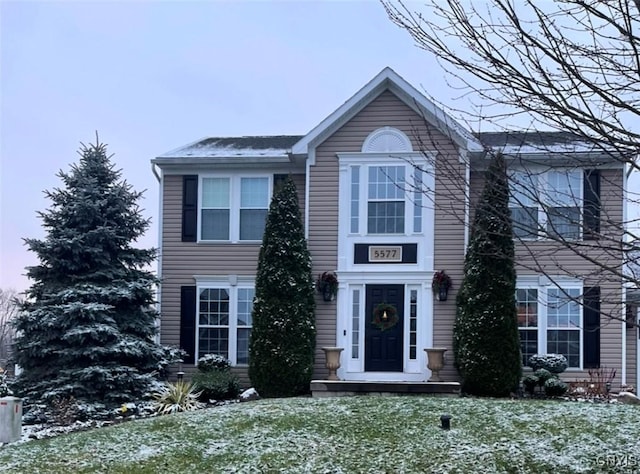 view of front facade featuring a front yard