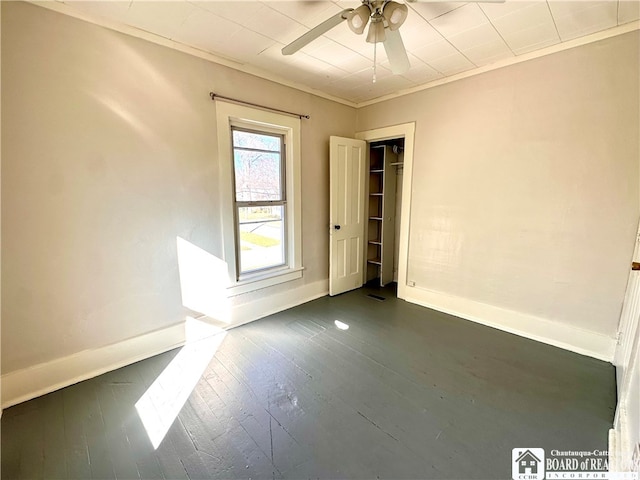 unfurnished room featuring dark hardwood / wood-style flooring, ceiling fan, and crown molding