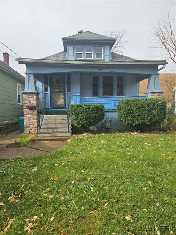 view of front of property featuring a front yard and a porch