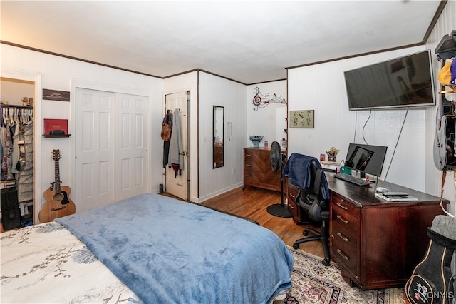 bedroom featuring crown molding and light hardwood / wood-style flooring