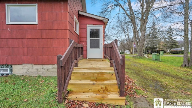 view of side of property featuring a lawn