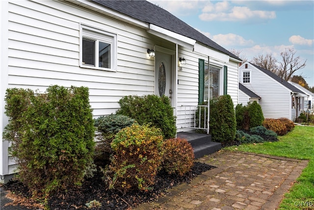 property entrance featuring a yard