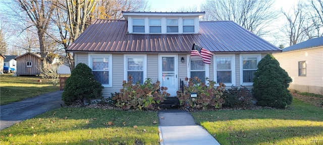 view of front facade with a front lawn