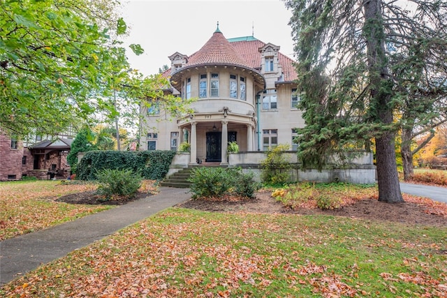 victorian home featuring a front yard