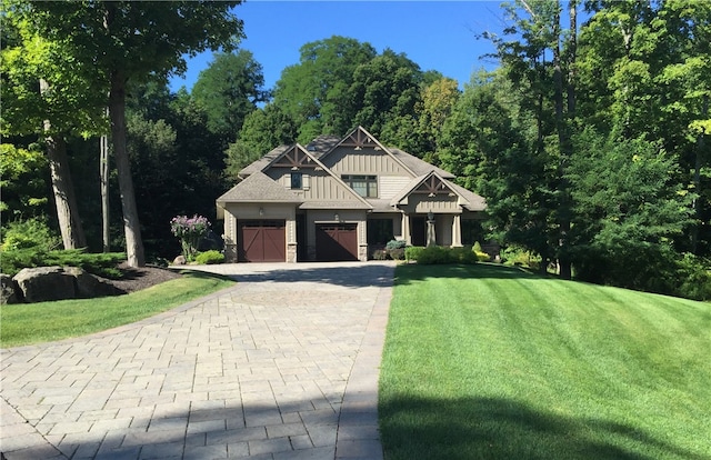 view of front of house featuring a front lawn