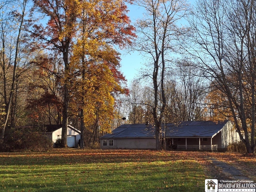 view of yard with an outdoor structure