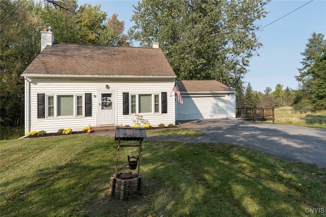 view of front facade featuring a front lawn