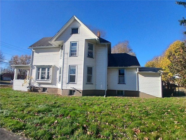 back of house featuring a lawn