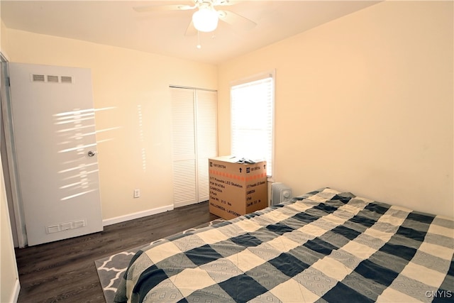 unfurnished bedroom with dark hardwood / wood-style flooring, ceiling fan, and a closet