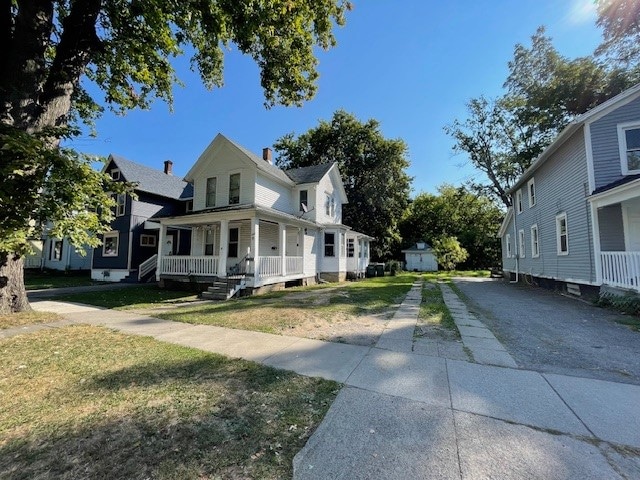 view of front of house featuring a front lawn and covered porch