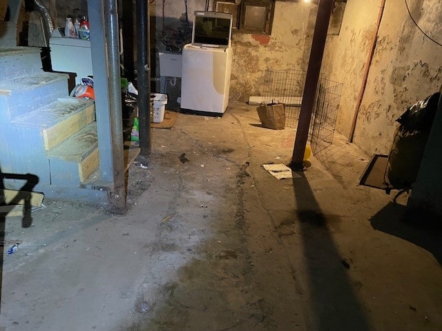 basement featuring washer / clothes dryer