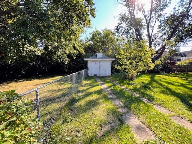 view of yard with a storage unit