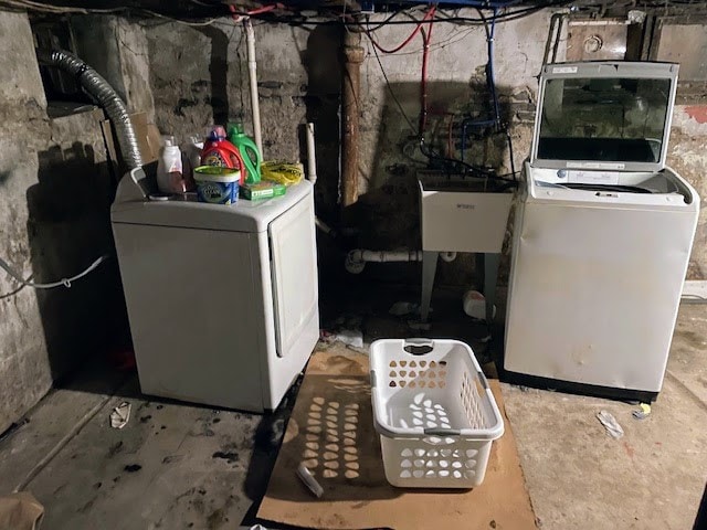 laundry area featuring sink and washing machine and clothes dryer