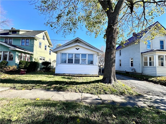 view of front of house featuring a front lawn