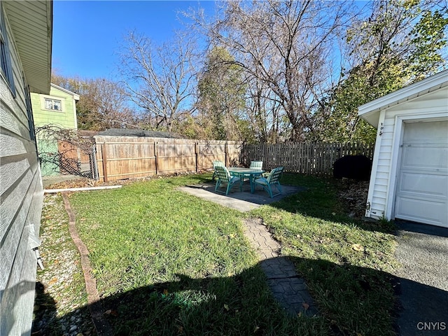 view of yard featuring a patio