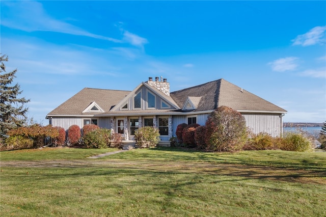 view of front of property featuring a front lawn