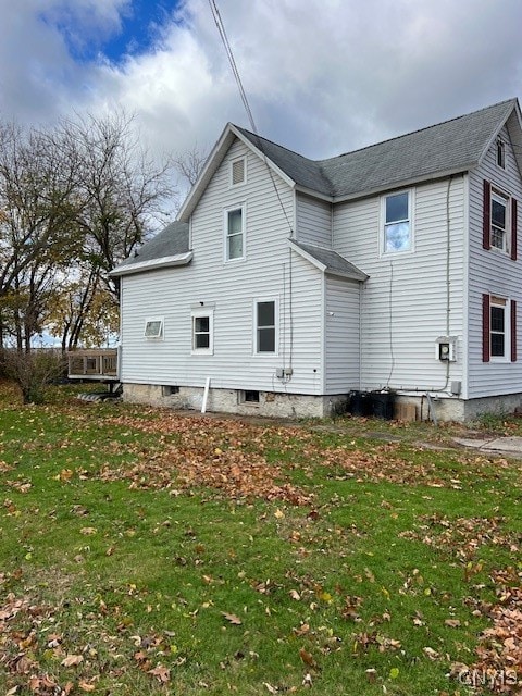 view of side of property featuring a yard