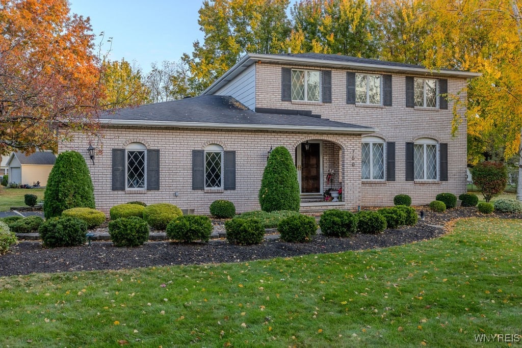 view of front of home featuring a front yard