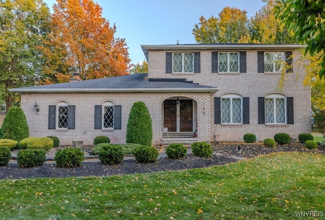 view of front of house featuring a front lawn