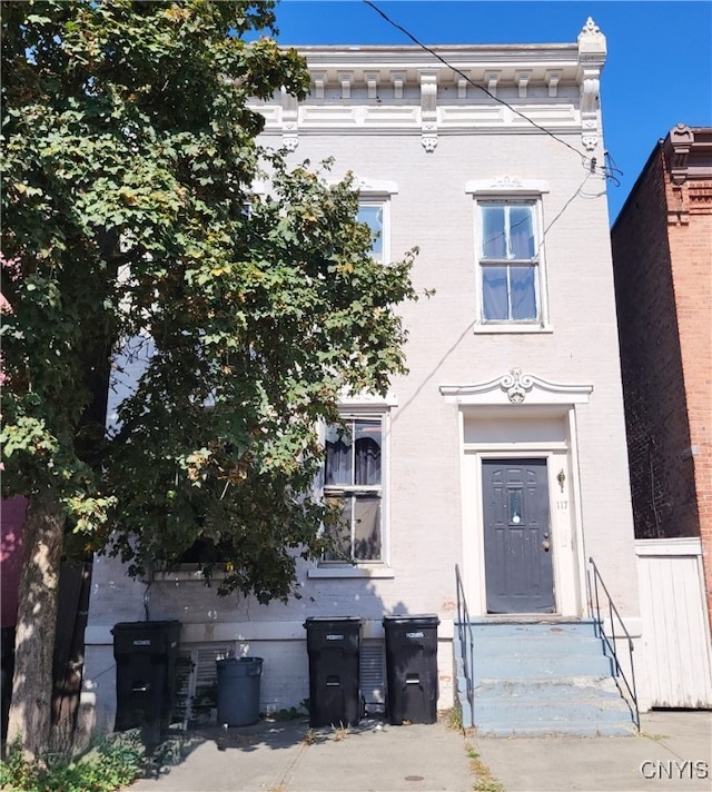 view of italianate house