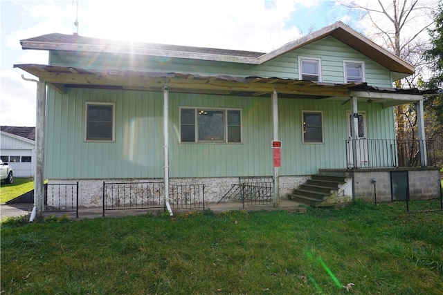 view of front facade featuring a front yard