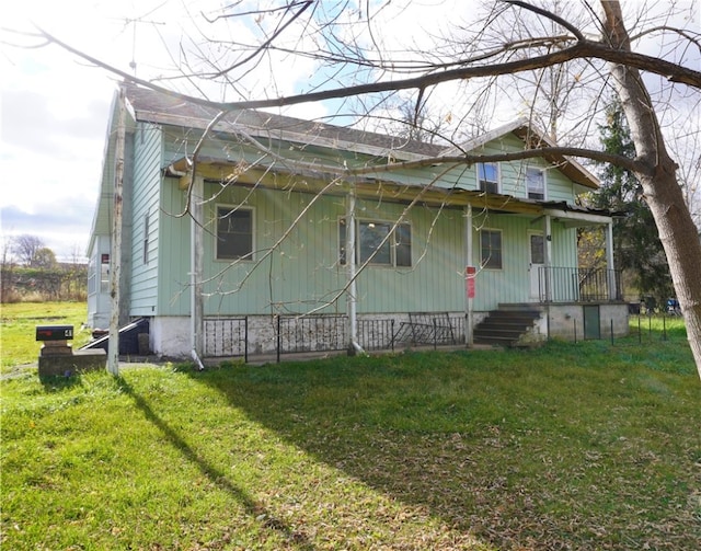 view of front facade featuring a front lawn