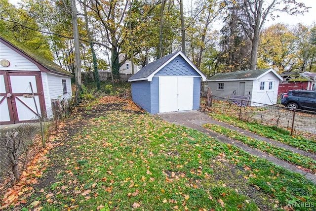 view of yard with a shed