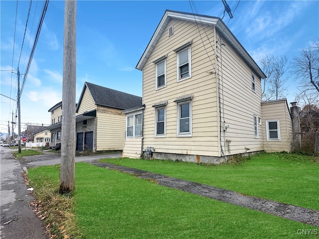 view of front of house featuring a front lawn