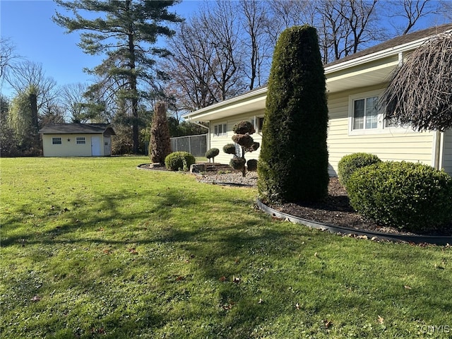 view of yard featuring an outbuilding