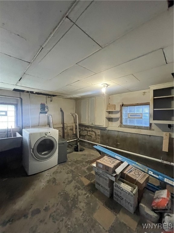 basement with washer / dryer