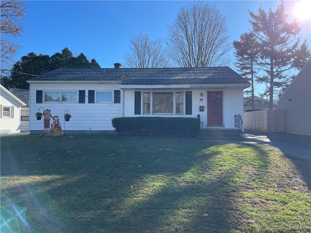 single story home featuring a front lawn