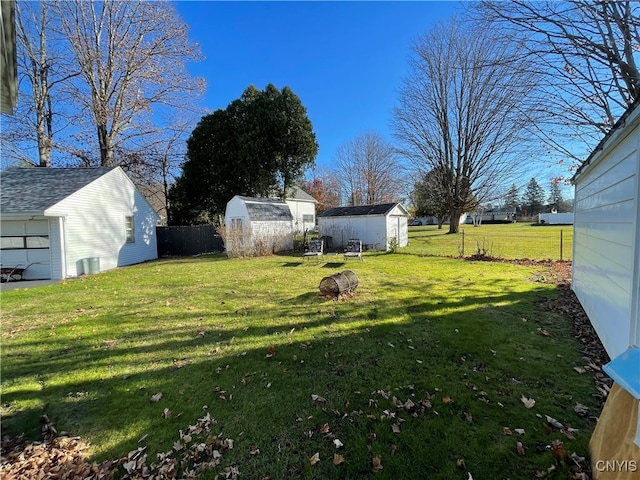 view of yard with an outbuilding