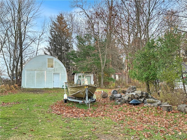 view of yard with an outdoor structure