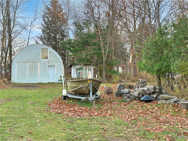 view of yard with an outdoor structure