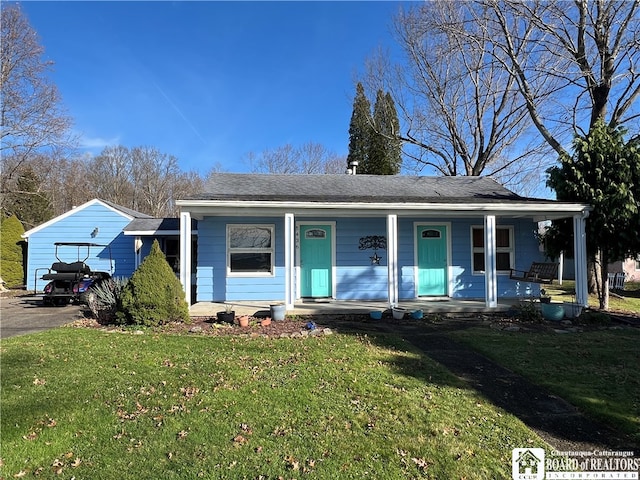 view of front of property featuring a front lawn and a porch