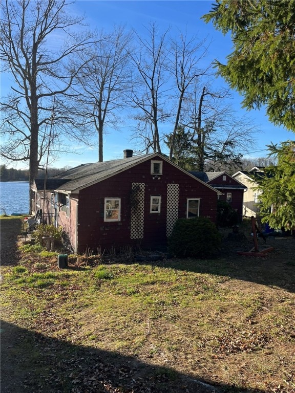 view of front of property featuring a water view