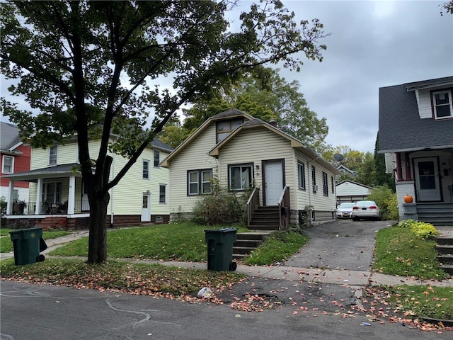 view of front facade featuring a front yard