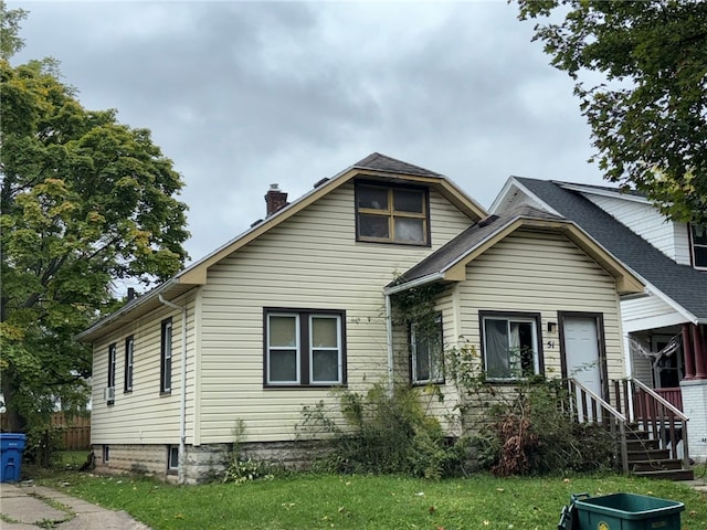 view of front facade with a front yard