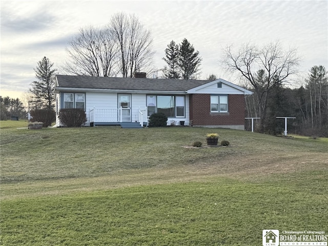 single story home featuring a front lawn