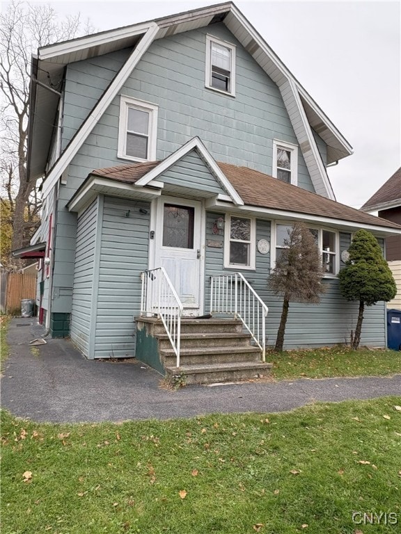 view of front of property featuring a front lawn