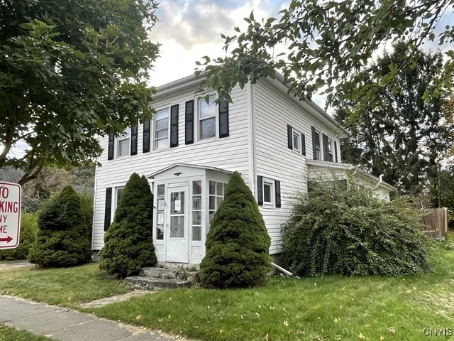 view of front facade with a front lawn