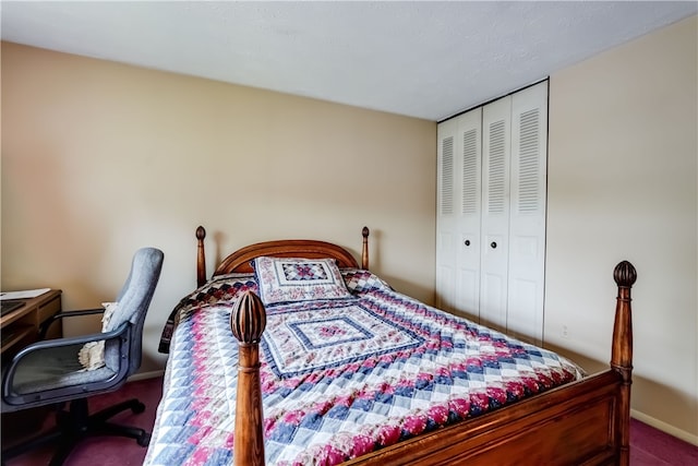 bedroom featuring carpet flooring and a closet