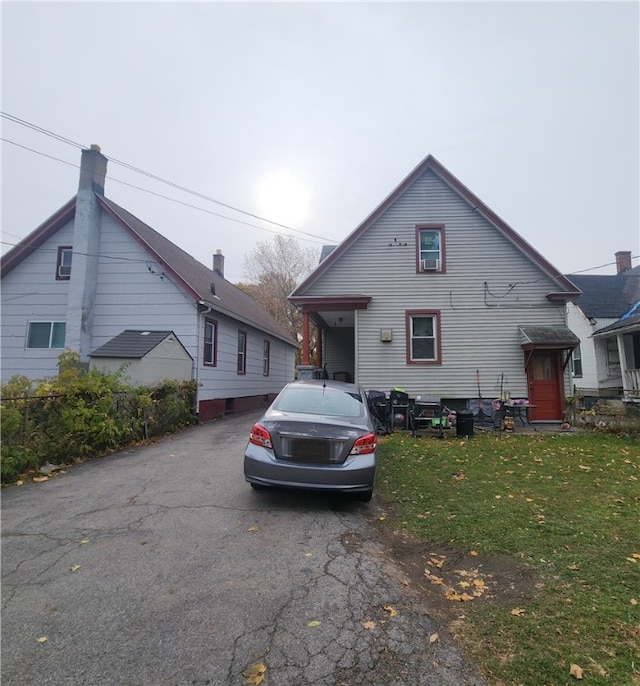 view of front of property featuring a front yard