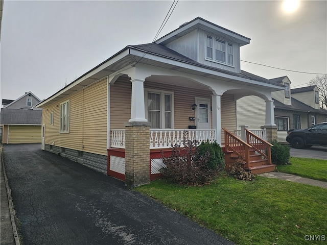 view of front facade with covered porch and a front yard