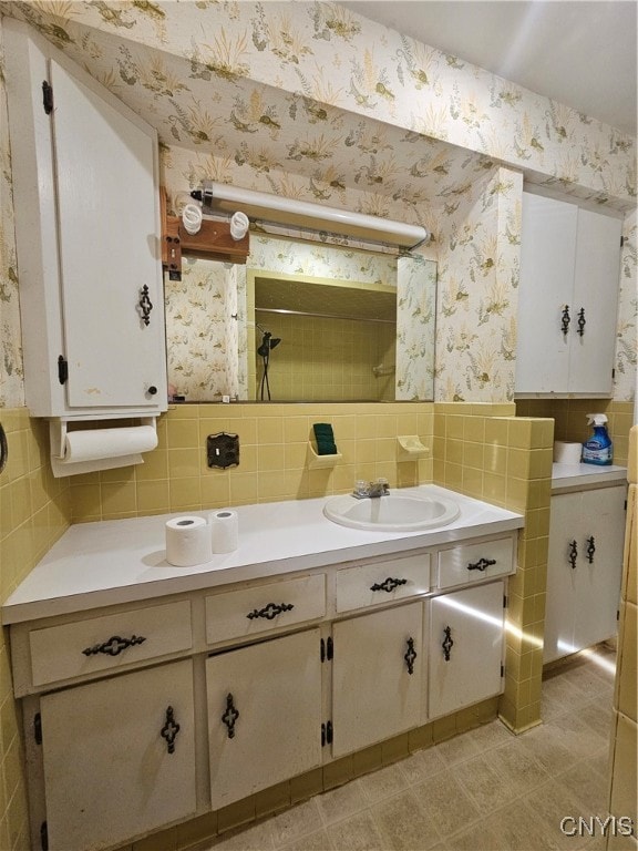 bathroom featuring decorative backsplash and vanity