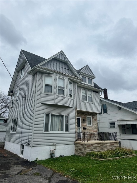 view of front of home featuring a front lawn