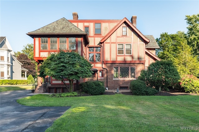 view of front of home with a front lawn