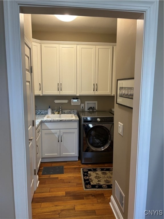 laundry room with washer / clothes dryer, sink, cabinets, and dark hardwood / wood-style floors