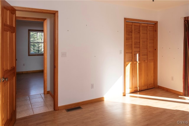 unfurnished room featuring light hardwood / wood-style flooring